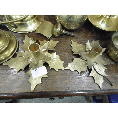 299 - BRASS CANDLE STICKS AND HOLDERS, INCLUDING A HEAVY WEE-WILLIE WINKIE CANDLE HOLDER, A PAIR OF HEAVY ... 