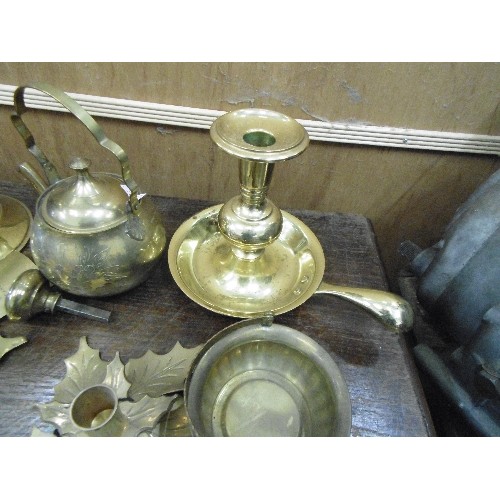 299 - BRASS CANDLE STICKS AND HOLDERS, INCLUDING A HEAVY WEE-WILLIE WINKIE CANDLE HOLDER, A PAIR OF HEAVY ... 