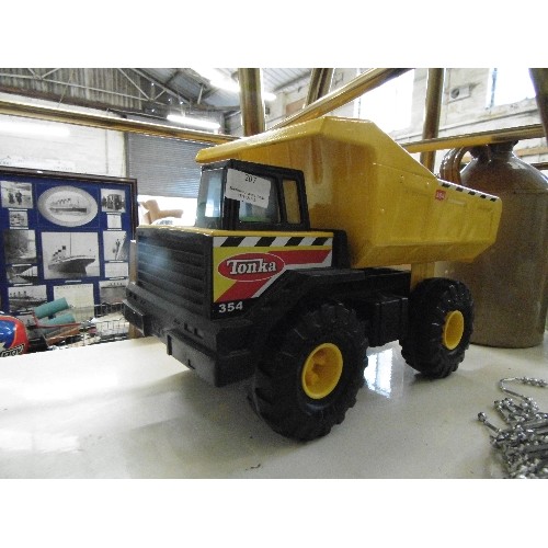 207 - LARGE TONKA 354 DUMPER TRUCK.