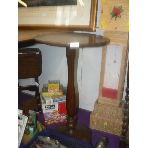 118 - SMALL VARISHED PEDESTAL SIDE TABLE.