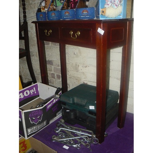 154 - CONSOLE TABLE, MAHOGANY COLOUR. 2 DRAWERS WITH BRASS HANDLES.