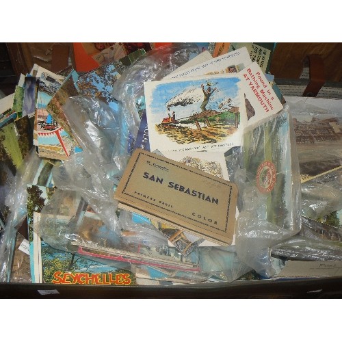 205 - LARGE QUANTITY OF VINTAGE POSTCARDS, INCLUDES CHEEKY CARDS, HOLIDAY SOUVENIR CARDS, AND A PG-TIPS CH... 