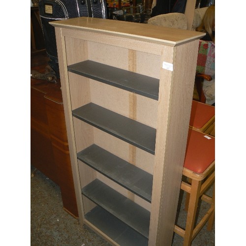 377 - SMALL CONTEMPORARY BEECH EFFECT BOOKCASE/DISPLAY SHELVES, WITH DARK GREY SHELVES.