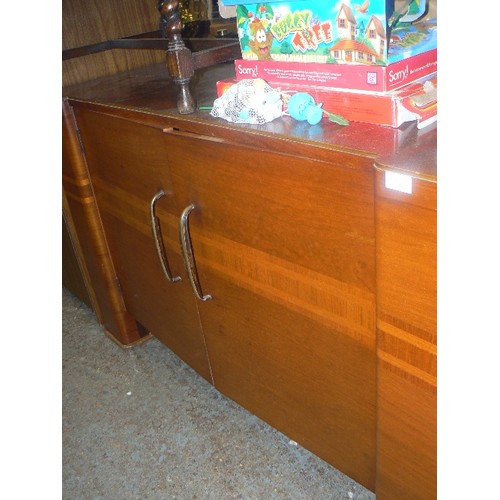 376 - LARGE MID-CENTURY SIDEBOARD. LARGE ORNATE BAKELITE D-HANDLES. VENEERED & INLAID FRONT. INTERNAL COMP... 