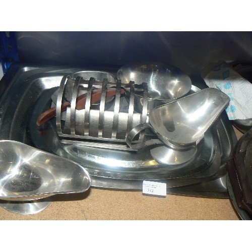 512 - COLLECTION OF STAINLESS STEEL KITCHEN ITEMS - BOWLS, GRAVY BOATS, TRAYS ETC