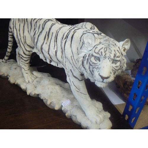 502 - LARGE SIBERIAN SNOW TIGER FIGURE FROM TIGERS OF REGENCY COLLECTION