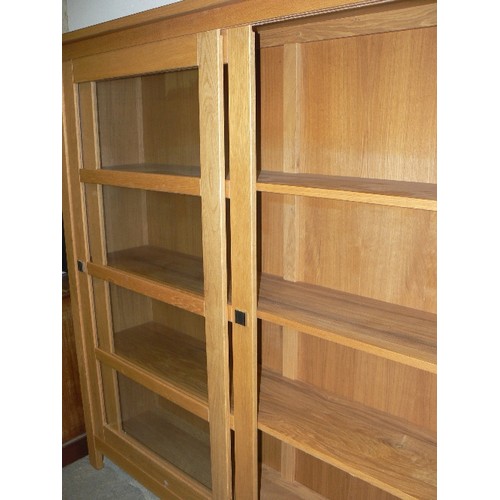 477 - LOVELY LIGHT OAK DISPLAY UNIT WITH OAK AND GLASS SLIDING DOORS