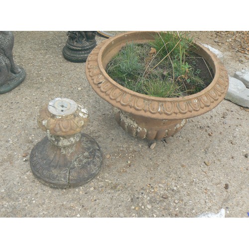 576 - VINTAGE CONCRETE GARDEN URN (A/F)