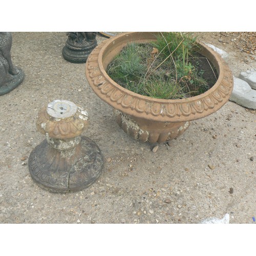 576 - VINTAGE CONCRETE GARDEN URN (A/F)