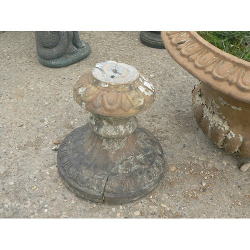 576 - VINTAGE CONCRETE GARDEN URN (A/F)