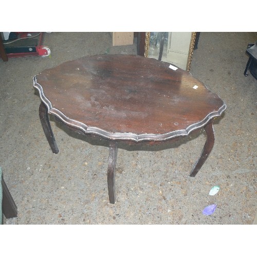 182 - MAHOGANY SCALLOPED EDGE OVAL COFFEE TABLE.