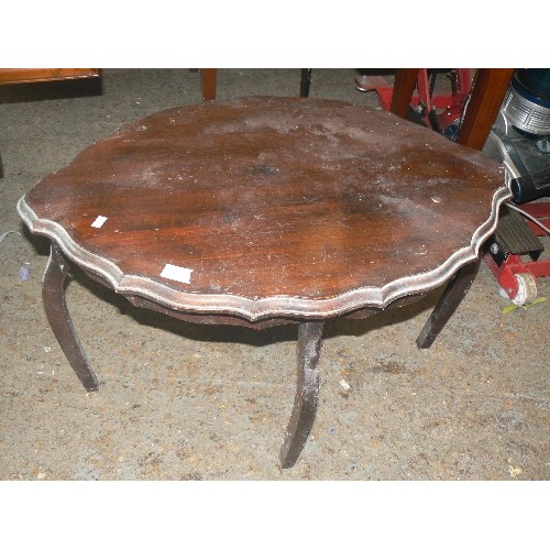 182 - MAHOGANY SCALLOPED EDGE OVAL COFFEE TABLE.