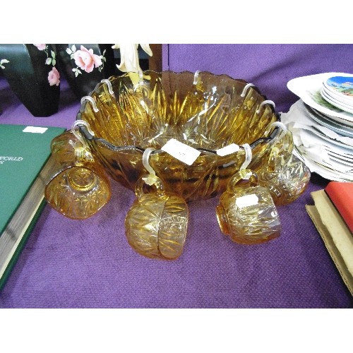 97 - LARGE AMBER GLASS PUNCHBOWL WITH CUPS AND HOOKS. RETRO-VINTAGE.