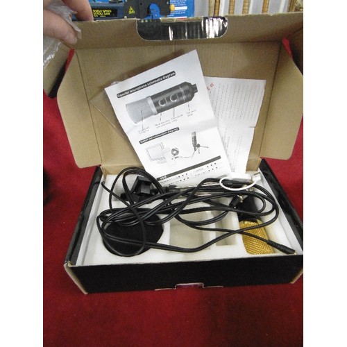 101 - STUDIO MICROPHONE. PROFESSIONAL CONDESOR, WITH LEADS. WITH BOX.