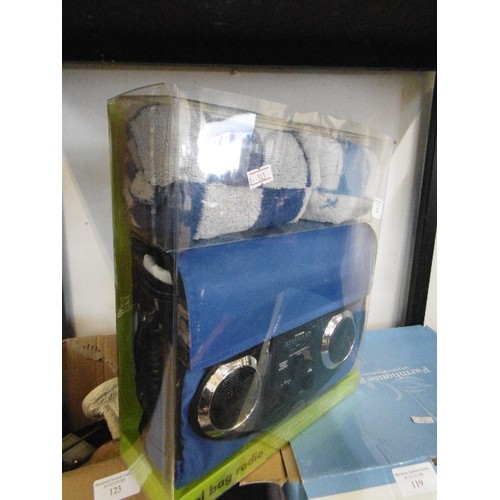 125 - NOVELTY 'COOLBAG RADIO' SET. APPEARS NEW/BOXED.