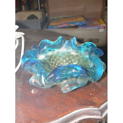 181 - SMALL MURANO GLASS BOWL WITH BLUE 'FRILLED' EDGE AND YELLOW BUBBLE DETAIL.