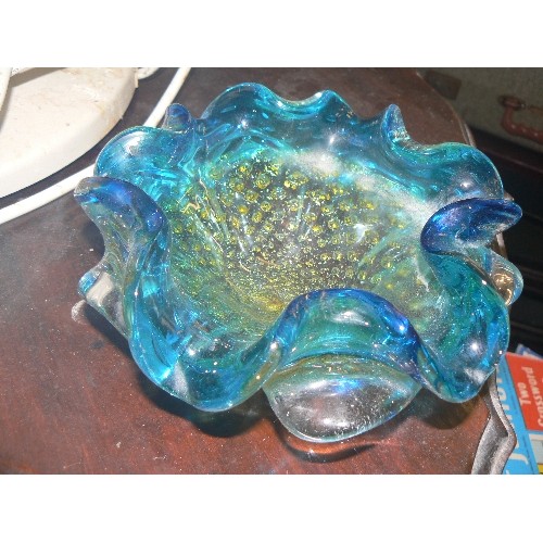 181 - SMALL MURANO GLASS BOWL WITH BLUE 'FRILLED' EDGE AND YELLOW BUBBLE DETAIL.