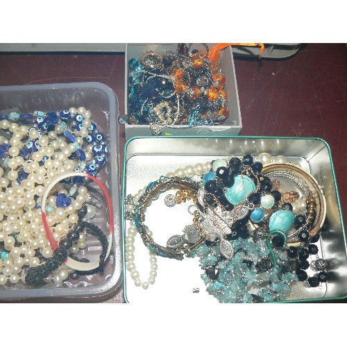 194 - MIXED COSTUME JEWELLERY, CONTAINED IN 4 X BOXES.