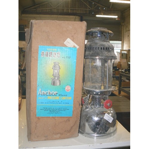 199 - LARGE ANCHOR BRAND PRESSURE LANTERN. WITH ORIGINAL BOX. VINTAGE.