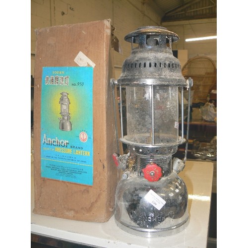 199 - LARGE ANCHOR BRAND PRESSURE LANTERN. WITH ORIGINAL BOX. VINTAGE.