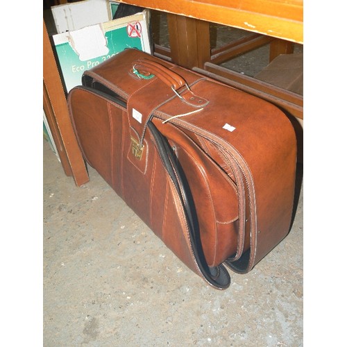 231 - 3 X RETRO LEATHERETTE SUITCASES. GRADUATED TO FIT INSIDE THE LARGE CASE.