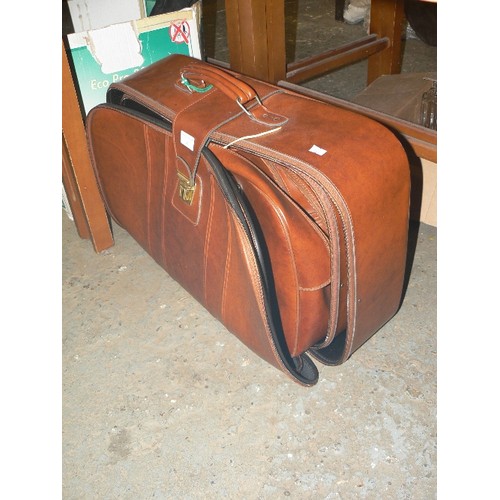 231 - 3 X RETRO LEATHERETTE SUITCASES. GRADUATED TO FIT INSIDE THE LARGE CASE.