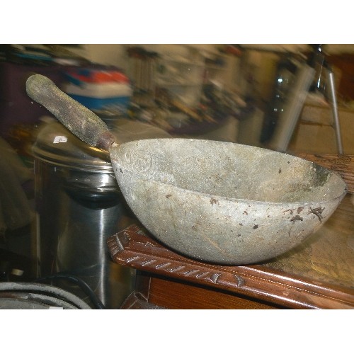 232 - 2 X GALVANISED BUCKETS AND A GALVANISED PAN WITH WOODEN HANDLE. VINTAGE.