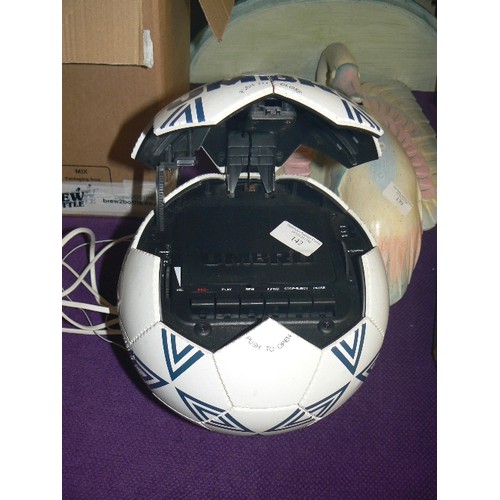 142 - UMBRO NOVELTY FOOTBALL RADIO-CASSETTE BALL.