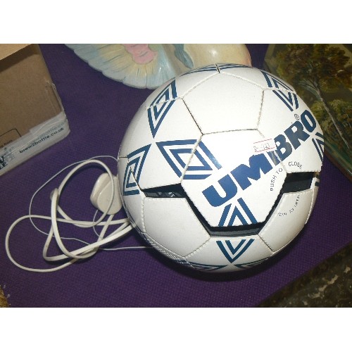 142 - UMBRO NOVELTY FOOTBALL RADIO-CASSETTE BALL.