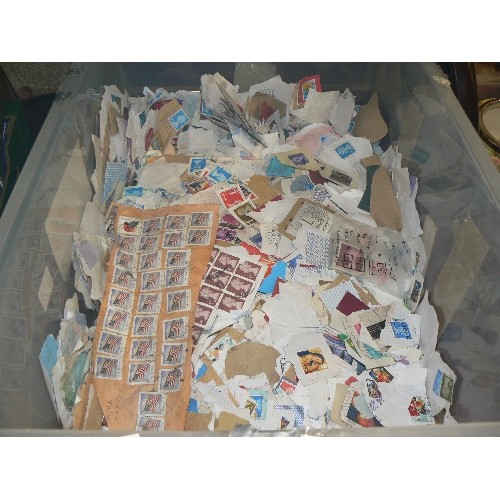 202 - LOOSE STAMPS. LARGE QUANTITY IN 2 CRATES.