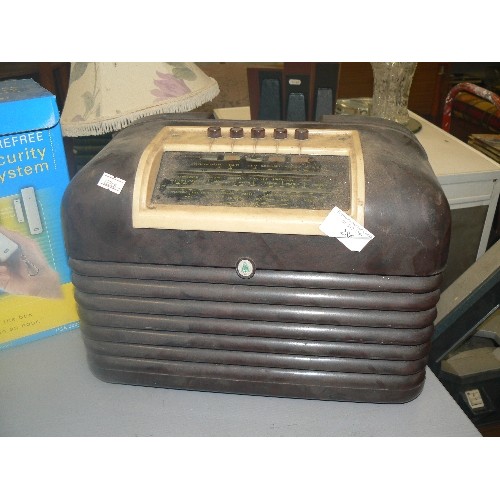 286 - VINTAGE BUSH BAKELITE RADIO. TYPE DAC.10. CHOCOLATE & CREAM CASING.