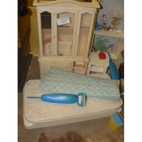 303 - 1970'S SINDY HOUSE WITH FURNITURE, INC ROTARY DRIER AND IRONING BOARD. ALSO 7 X SINDY DOLLS.