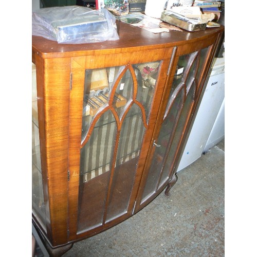 355 - VINTAGE BOW-FRONTED AMERICAN WALNUT VENEERED DISPLAY CABINET. DOUBLE GLASS DOORS WITH SIMPLE FRETWOR... 