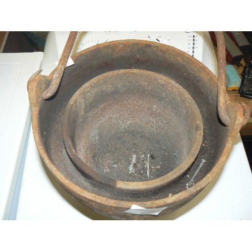 360 - SMALL VINTAGE COULDRON WITH RUST!