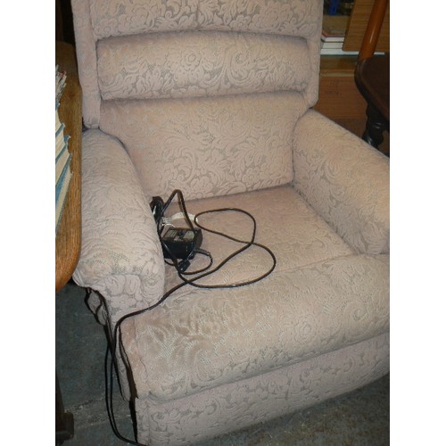 372 - ELECTRIC RECLINING CHAIR. GOOD CONDITION. UPHOLSTERED IN EMBOSSED BLUSH FABRIC.