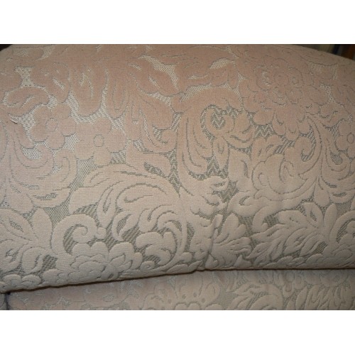 372 - ELECTRIC RECLINING CHAIR. GOOD CONDITION. UPHOLSTERED IN EMBOSSED BLUSH FABRIC.