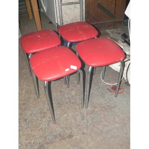 468 - SET OF 4 X RETRO RED LEATHERETTE KITCHEN STOOLS WITH CHROME TUBULAR LEGS.