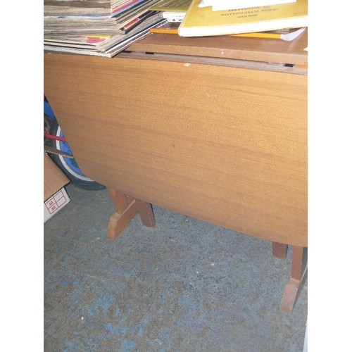 420 - DROP-LEAF WOOD EFFECT FORMICA KITCHEN TABLE.