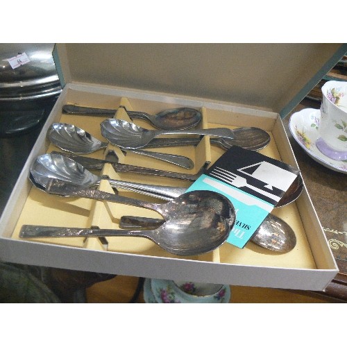 234A - BOXED FISH KNIFE AND FORK SET AND A BOXED DESSERT SPOON SET