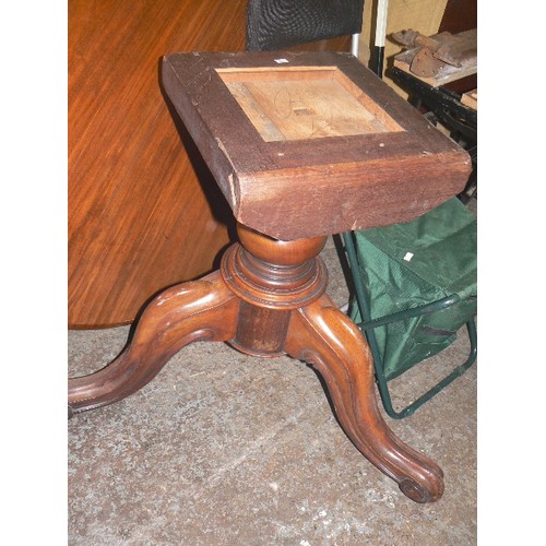 434 - VINTAGE CIRCULAR MAHOGANY DINING TABLE, ON  CARVED PEDESTAL BASE. TOP REMOVES FOR EASY TRANSIT.