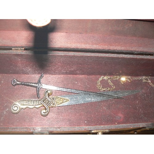 464A - WOODEN WINE BOX AND 2 SWORD LETTER OPENERS