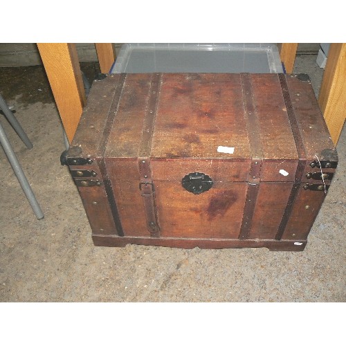 464B - WOOD AND LEATHER BANDED TRUNK