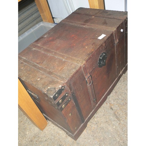 464B - WOOD AND LEATHER BANDED TRUNK