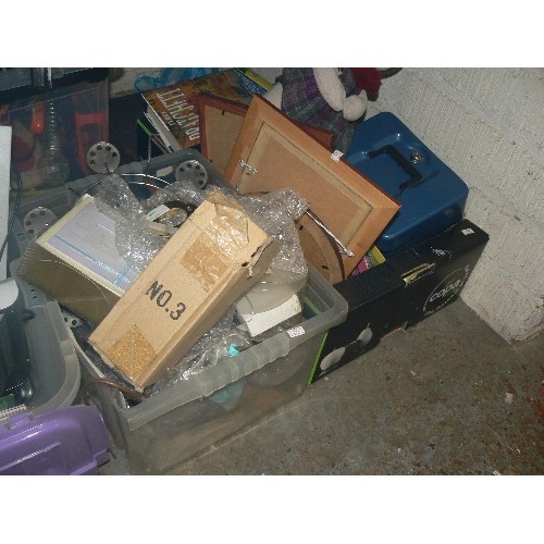 500 - MIXED LOT TO INCLUDE LAMPS, SHADES, TOYS, ELECTRICALS ETC