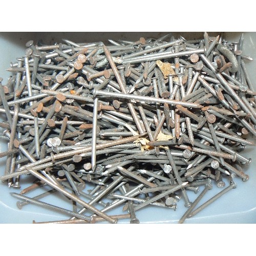 163 - LARGE QUANTITY OF NAILS. MIXED LENGTHS.