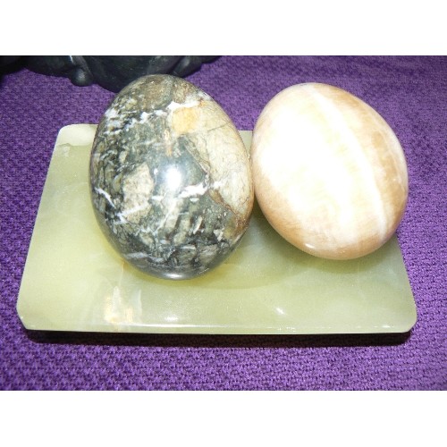 204 - VINTAGE HEAVY HIPPO FIGURE AND 2 ONYX EGGS AND AN ONYX ASHTRAY PLUS A GLASS DISH