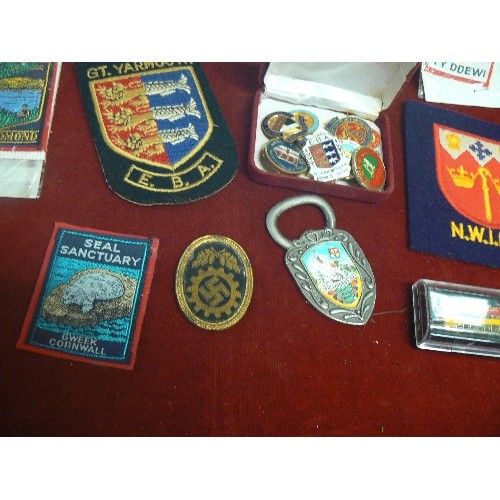 88 - COLLECTION OF VINTAGE BADGES. A SMALL SWASTICA BADGE, CLOTH BADGES NWIBC & GREAT YARMOUTH EBA, ALSO ... 