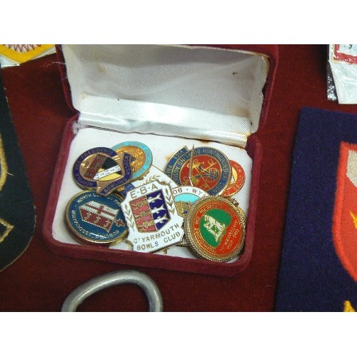 88 - COLLECTION OF VINTAGE BADGES. A SMALL SWASTICA BADGE, CLOTH BADGES NWIBC & GREAT YARMOUTH EBA, ALSO ... 