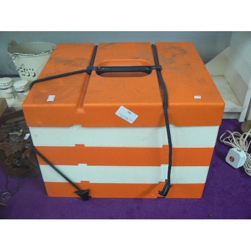 90 - RETRO-VINTAGE STACKING PICNIC TRAY SET IN ORANGE AND WHITE. CARRY HANDLE AND BUNGEE FASTENING. EACH ... 