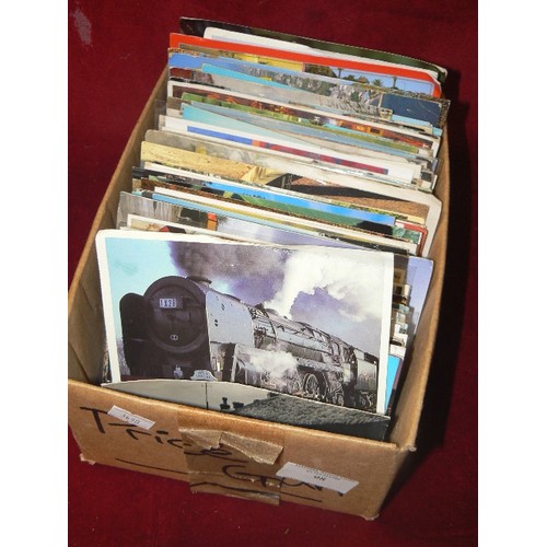 98 - BOX OF MIXED SOUVENIR POSTCARDS. VINTAGE.